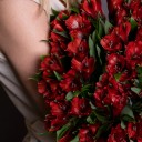 Бордовая альстромерия - с добавлением зелени - миниатюра 