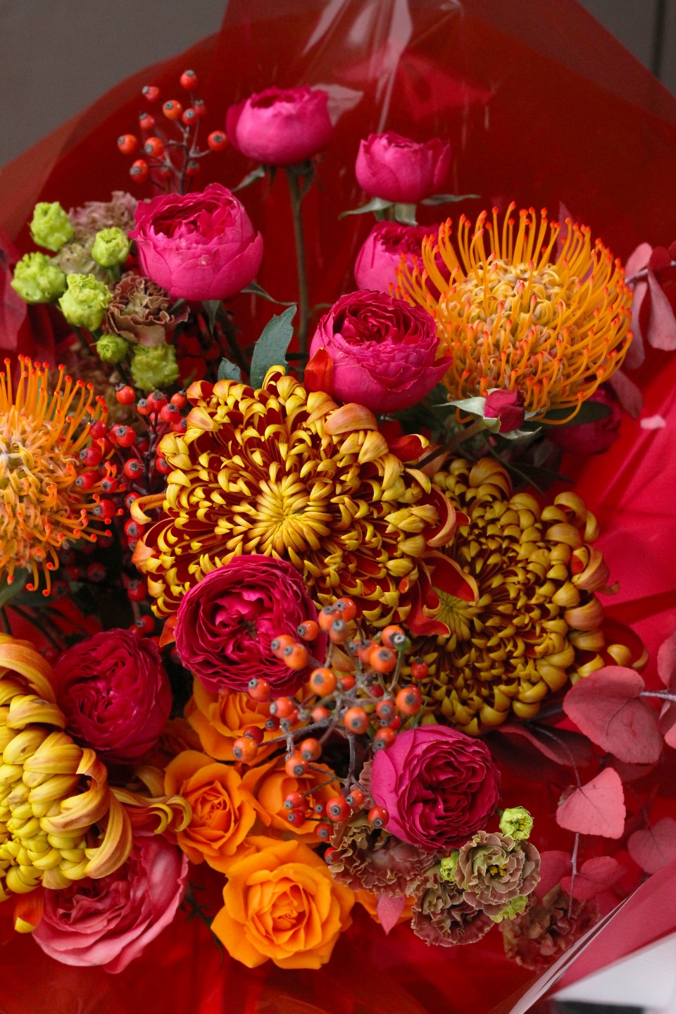 Букет с хризантемой Бакара - с добавлением зелени