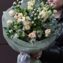 Букет с зеленой кустовой хризантемой Изумрудный Луг - с добавлением зелени - миниатюра 