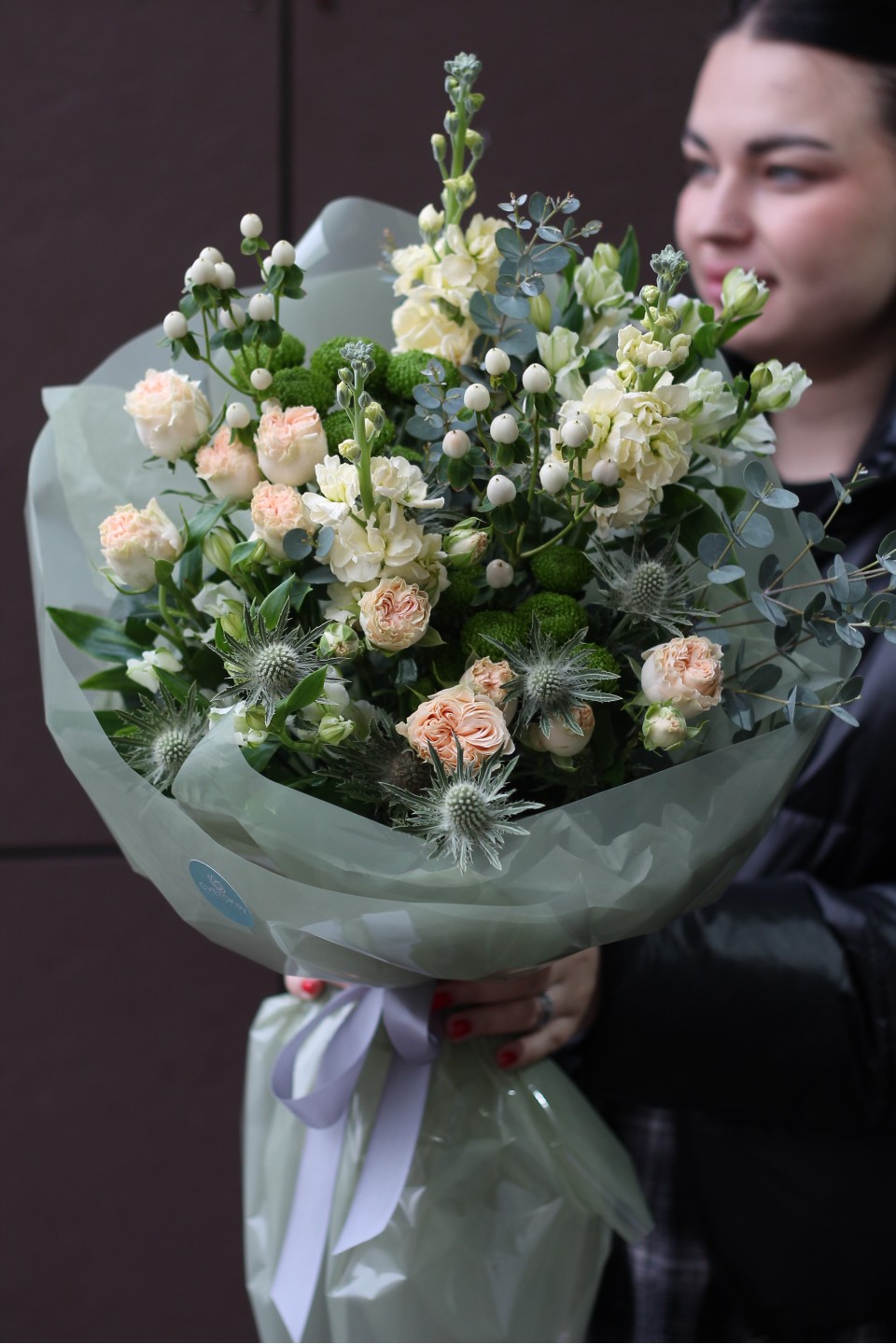 Букет с зеленой кустовой хризантемой Изумрудный Луг - с добавлением зелени