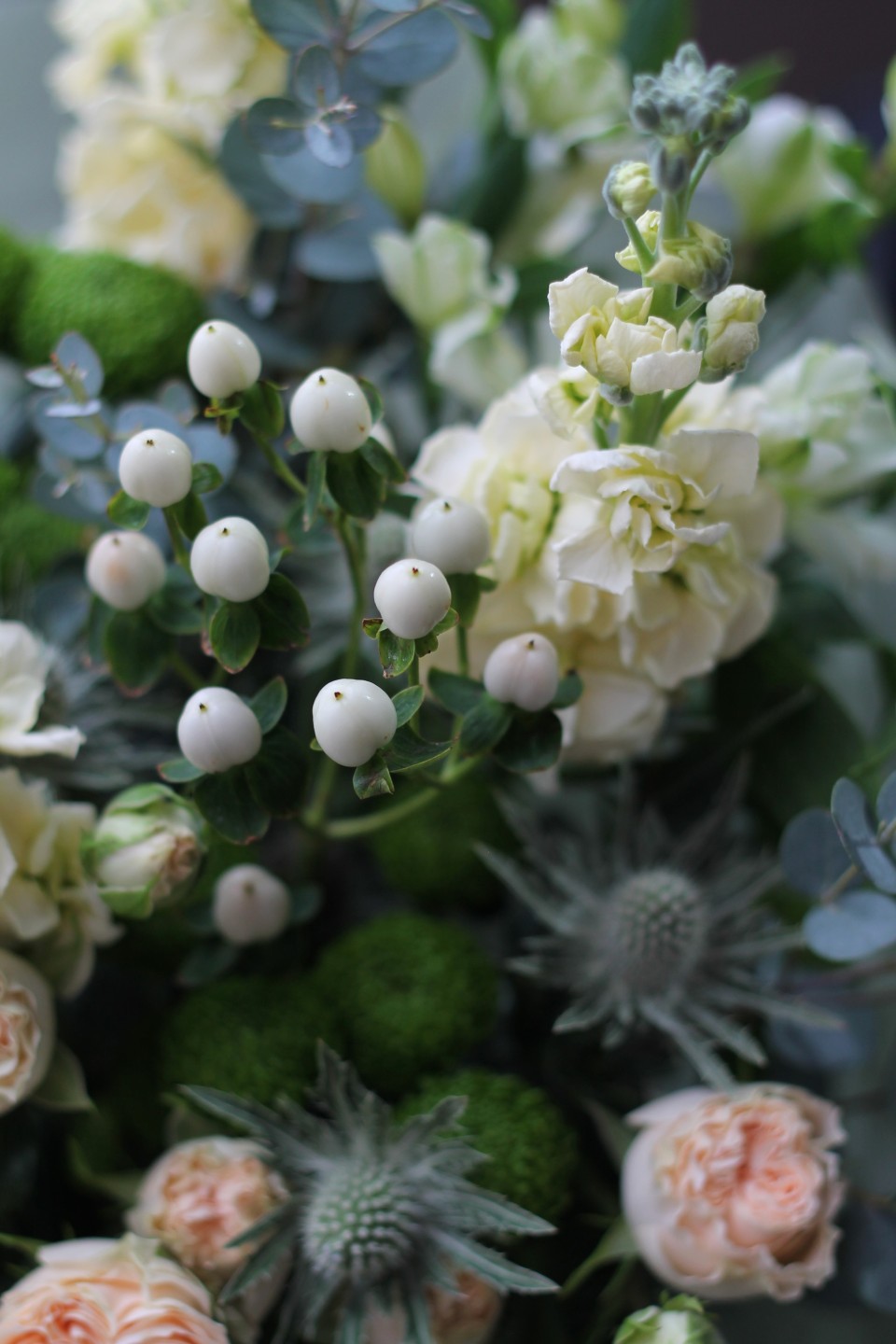 Букет с зеленой кустовой хризантемой Изумрудный Луг - с доставкой по Минску