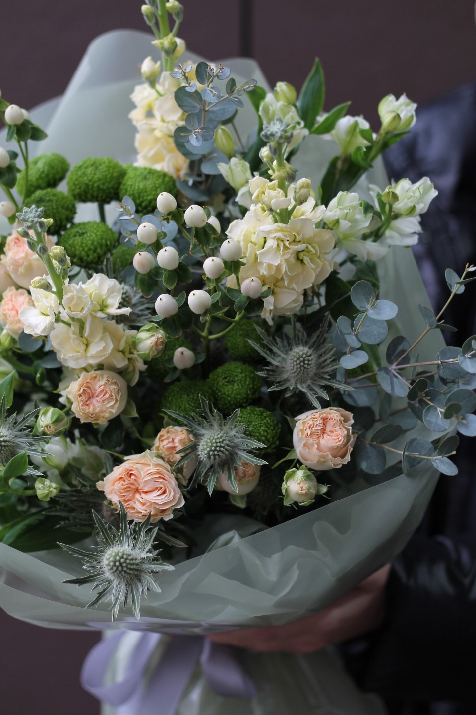 Букет с зеленой кустовой хризантемой Изумрудный Луг - подарочное оформление