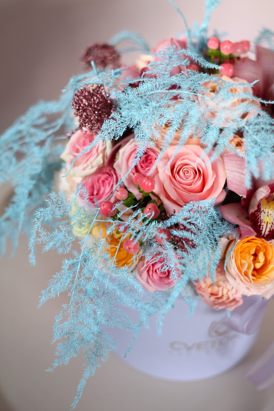 Коробочка с орхидеей цимбидиум Виктория - с добавлением зелени