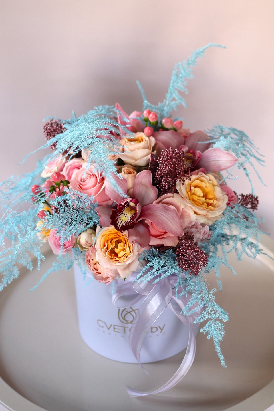 Коробочка с орхидеей цимбидиум Виктория - подарочное оформление