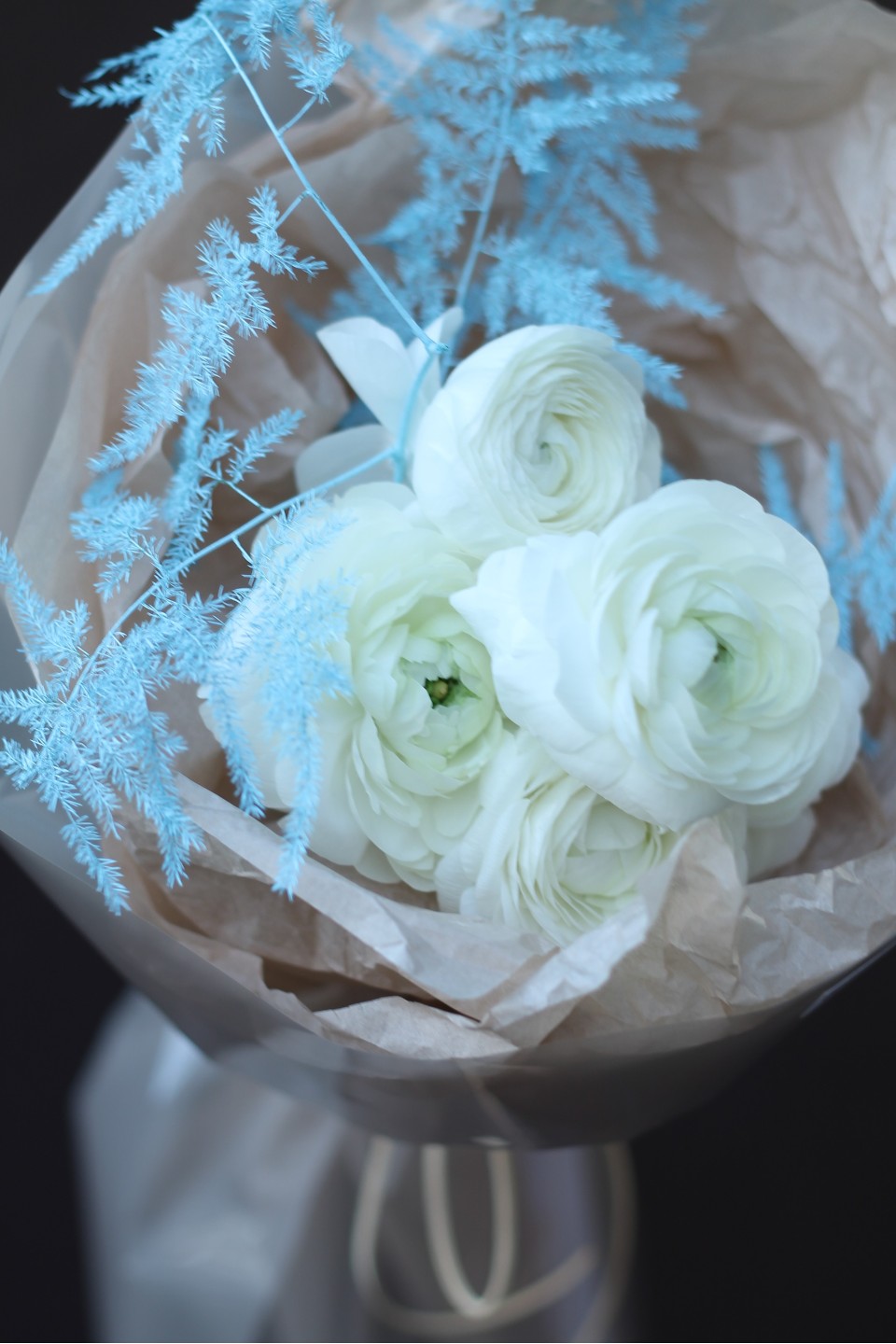 Букет с ранункулюсами Зимний Ангел - подарочное оформление