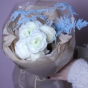 Букет с ранункулюсами Зимний Ангел - миниатюра