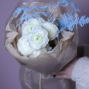 Букет с ранункулюсами Зимний Ангел - с добавлением зелени - миниатюра 