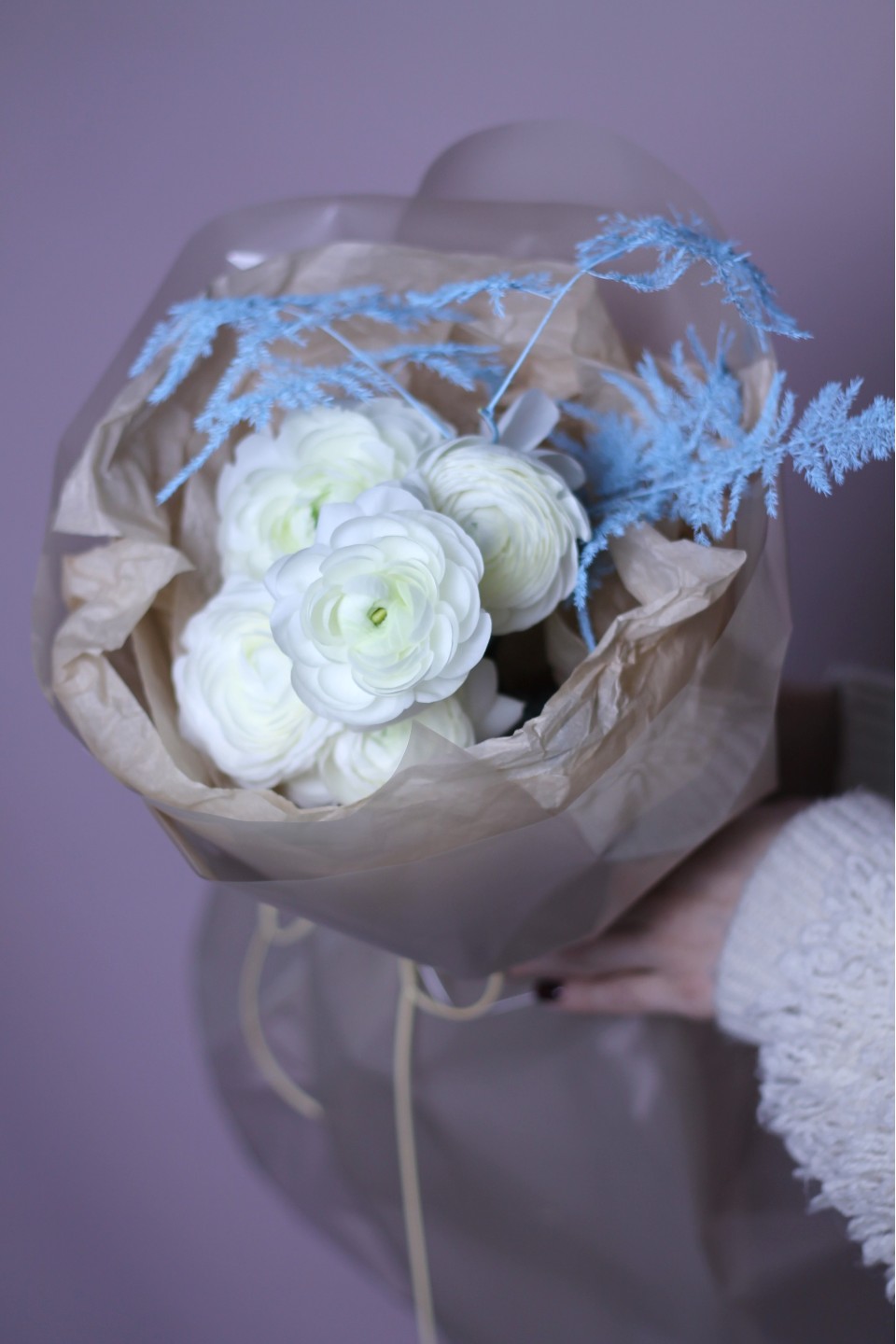 Букет с ранункулюсами Зимний Ангел - с добавлением зелени