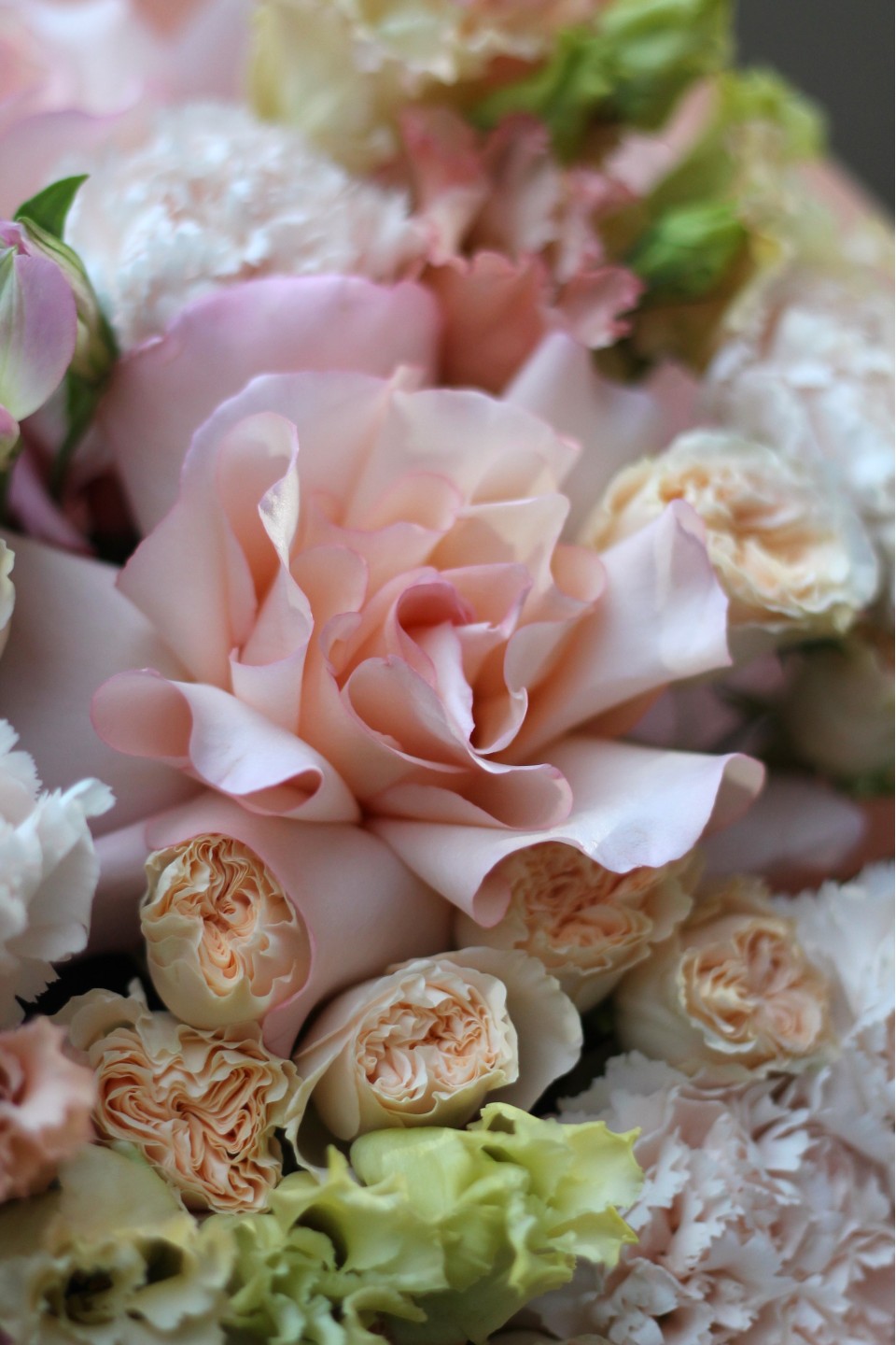 Букет с французскими розами Цветочная Романтика - с добавлением зелени