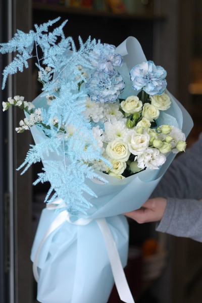 Букет с кустовой хризантемой "Цветущий Водопад"