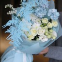 Букет с кустовой хризантемой Цветущий Водопад - с добавлением зелени - миниатюра 