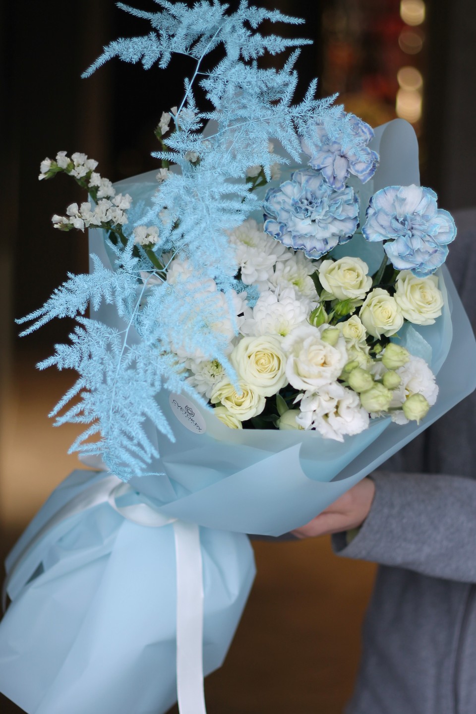 Букет с кустовой хризантемой Цветущий Водопад - с добавлением зелени