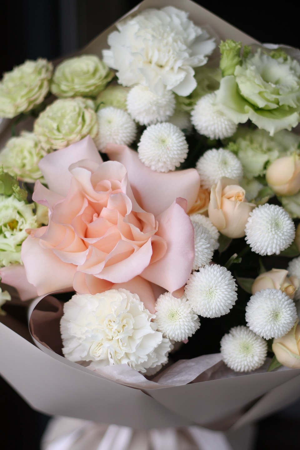 Букет с кустовой хризантемой Ньютон Мелодия Сердца - с доставкой по Минску