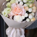 Букет с кустовой хризантемой Ньютон Мелодия Сердца - с добавлением зелени - миниатюра 