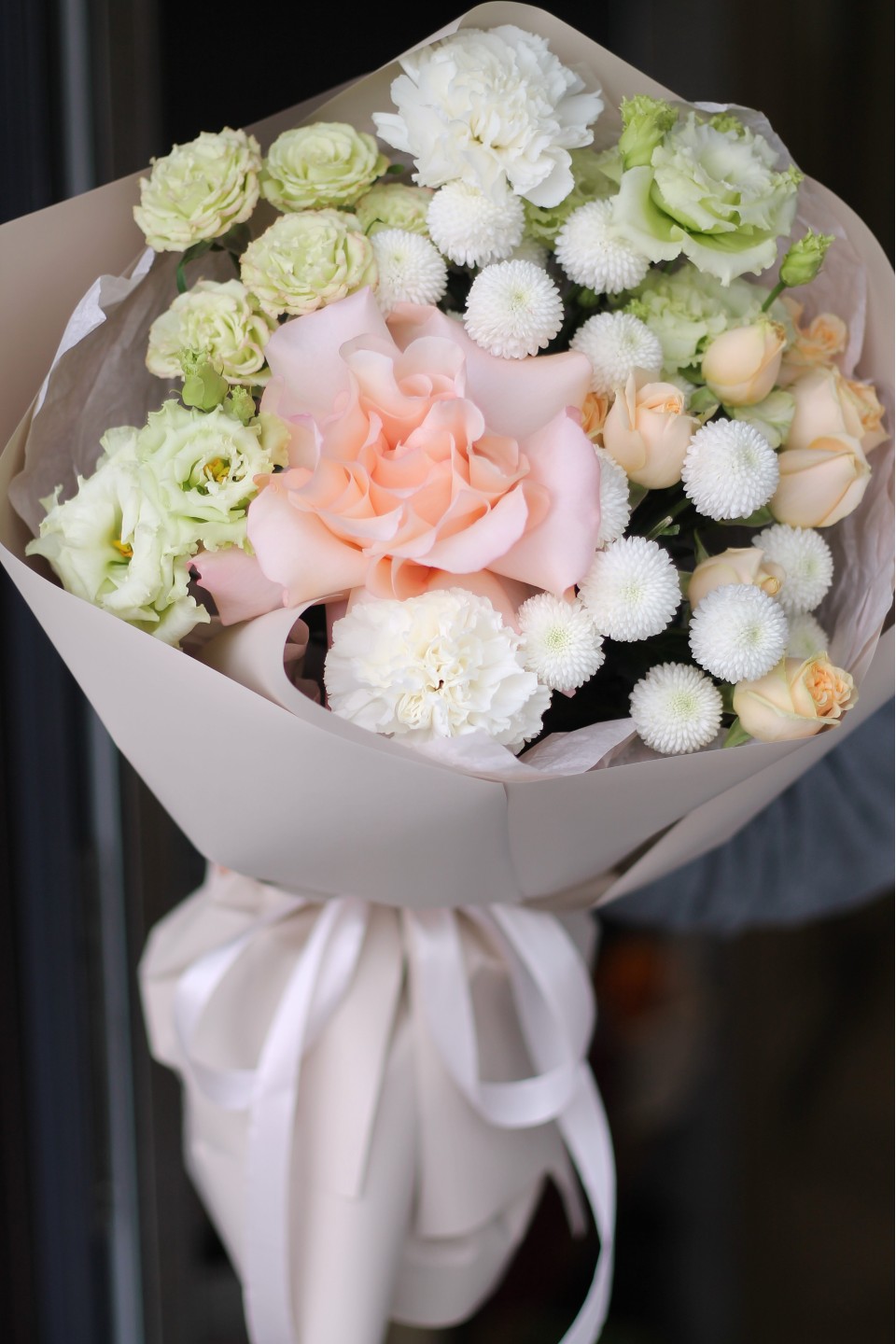 Букет с кустовой хризантемой Ньютон Мелодия Сердца - с добавлением зелени