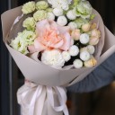 Букет с кустовой хризантемой Ньютон Мелодия Сердца - подарочное оформление - миниатюра