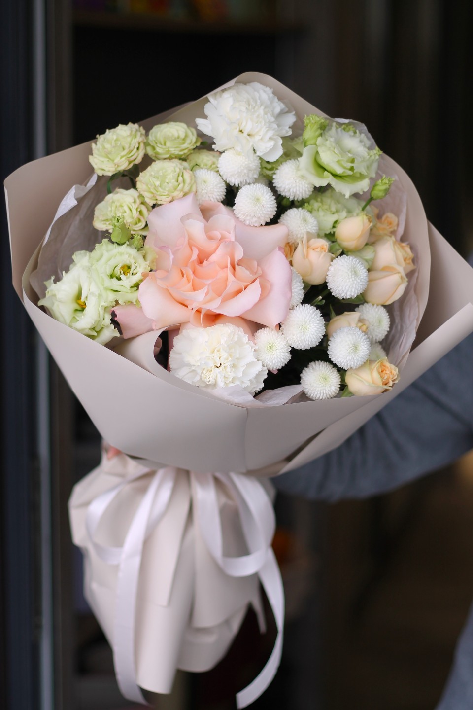 Букет с кустовой хризантемой Ньютон Мелодия Сердца - подарочное оформление