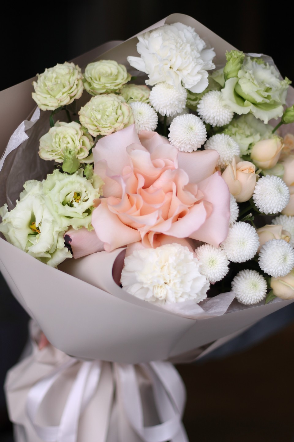 Букет с кустовой хризантемой Ньютон Мелодия Сердца - быстрая доставка в Минске