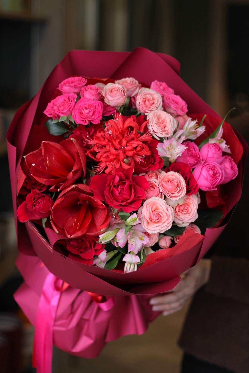 Букет с красным Амариллисом Аромат Любви