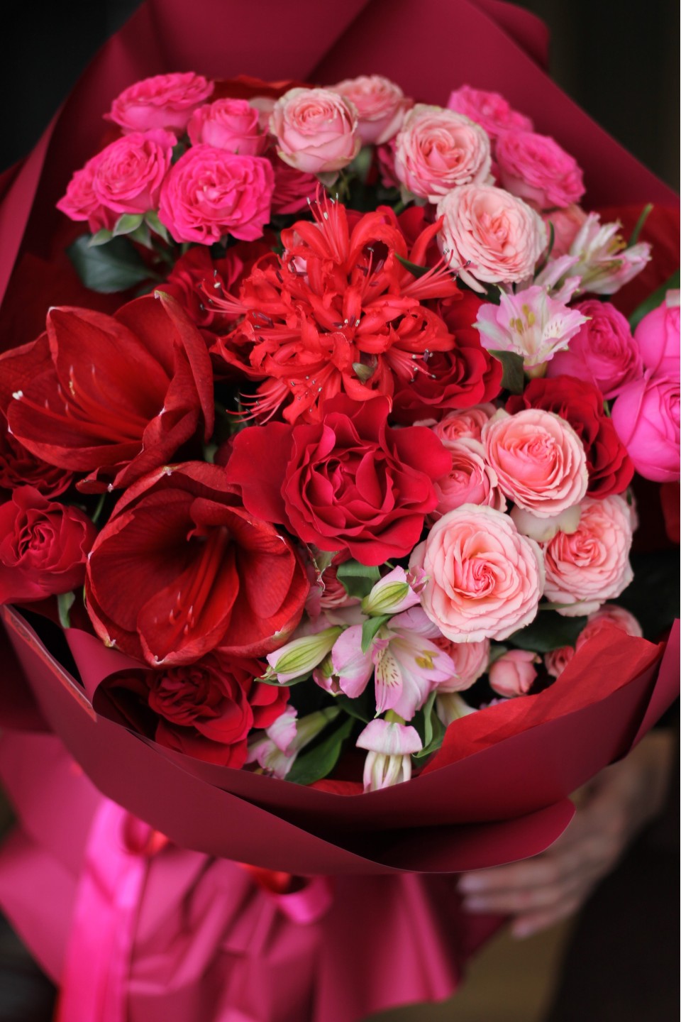 Букет с красным Амариллисом Аромат Любви - подарочное оформление