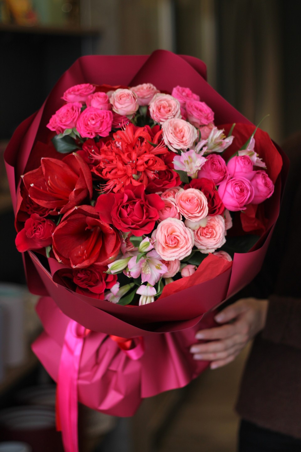 Букет с красным Амариллисом Аромат Любви - быстрая доставка в Минске