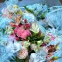 Букет с гвоздиками Опять Метель - с добавлением зелени - миниатюра 