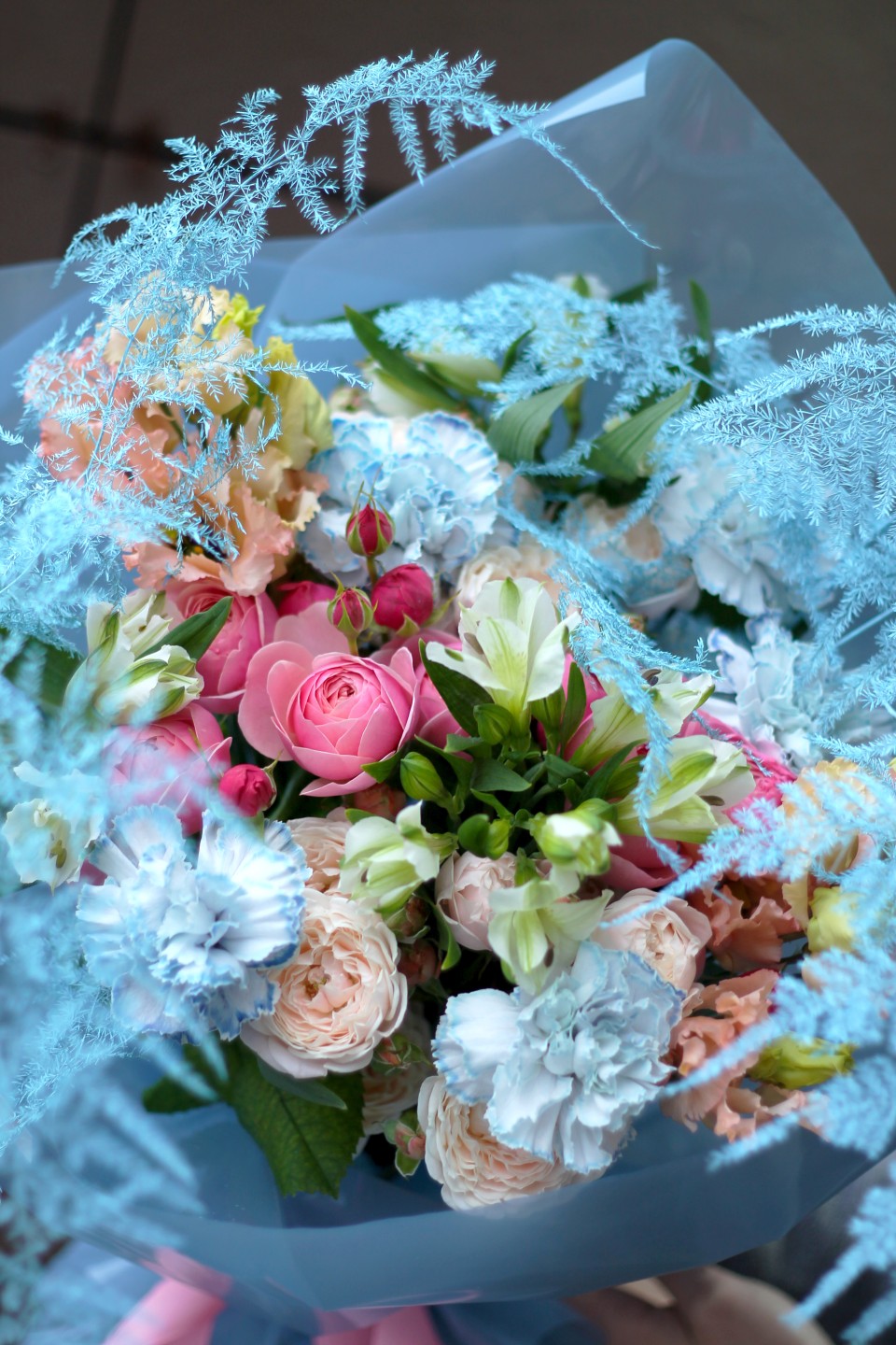 Букет с гвоздиками Опять Метель - с добавлением зелени