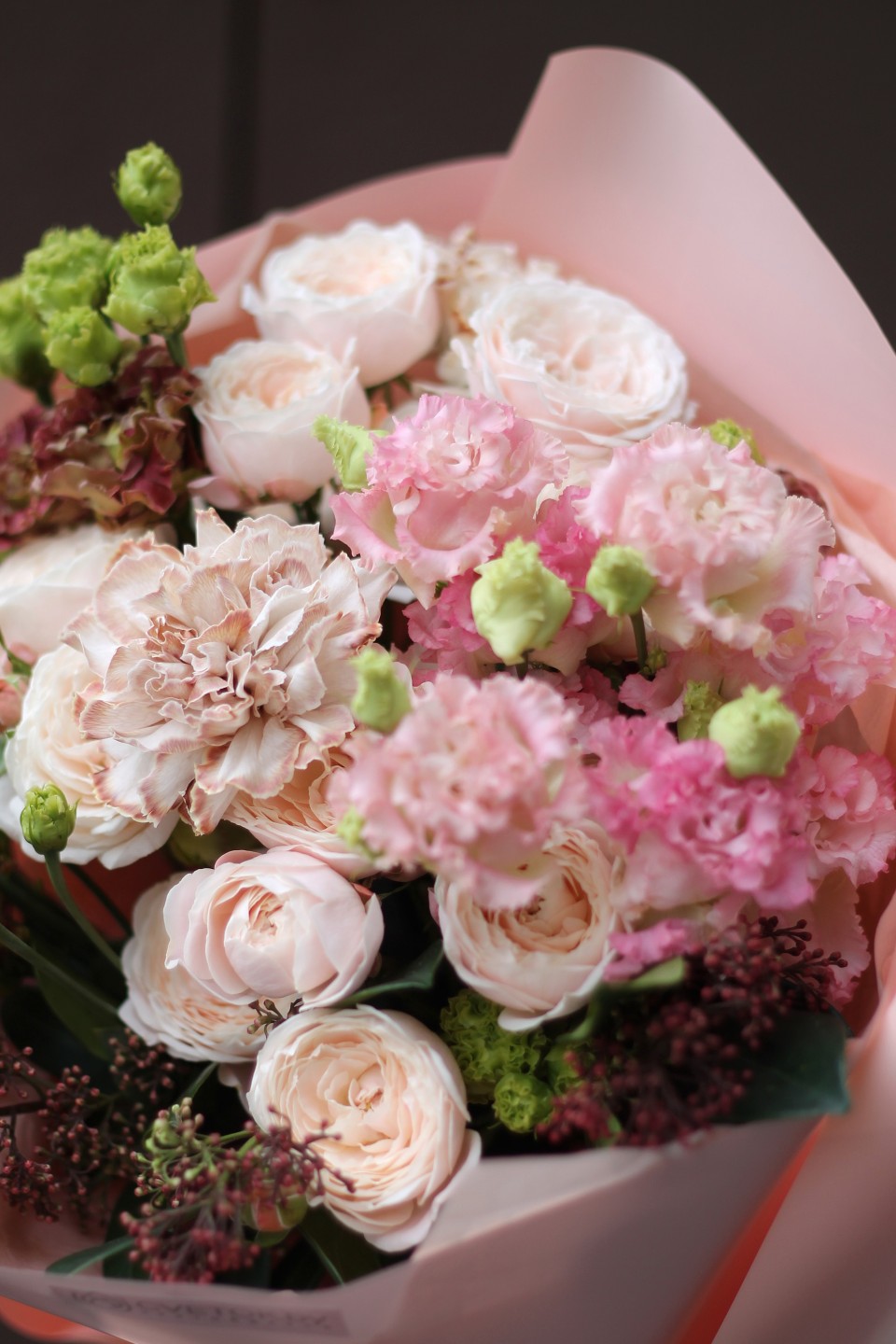 Букет с эустомой Мгновение - подарочное оформление