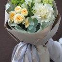 Букет с французской розой Кокилье - с добавлением зелени - миниатюра 