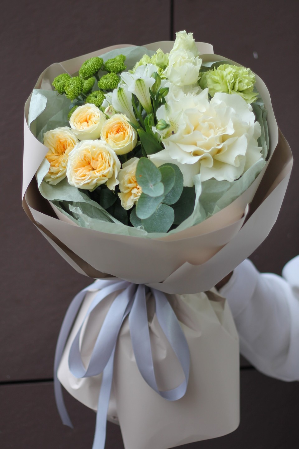 Букет с французской розой Кокилье - с добавлением зелени