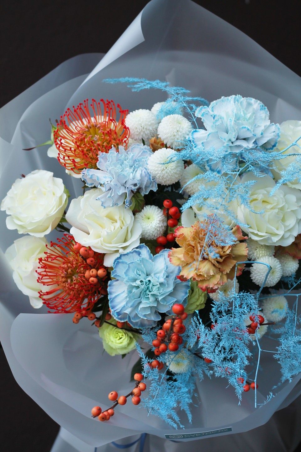 Букет с белой кустовой розой Маленькая тайна - с доставкой по Минску