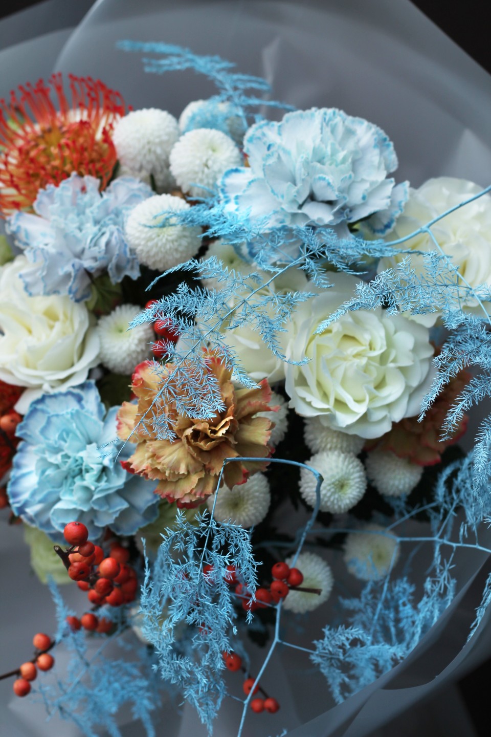 Букет с белой кустовой розой Маленькая тайна - с добавлением зелени