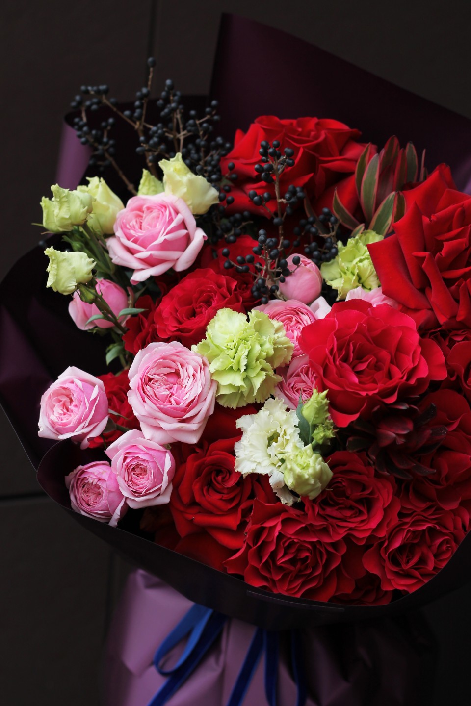 Букет с красной французской розой Скайлет - с доставкой по Минску