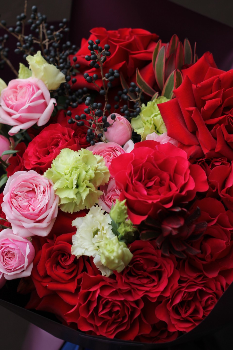 Букет с красной французской розой Скайлет - с добавлением зелени