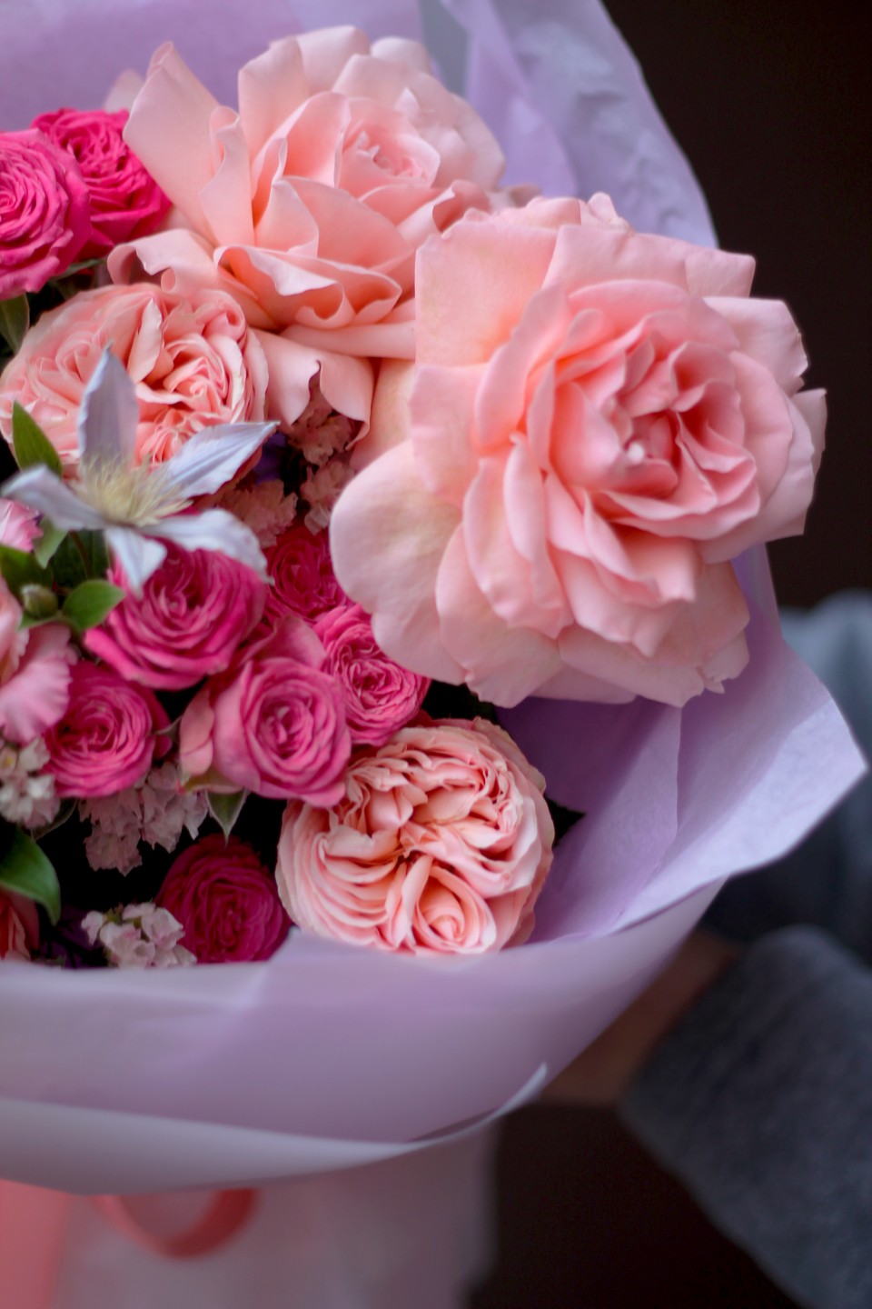 Букет с розовыми французскими розами Милиса - с добавлением зелени