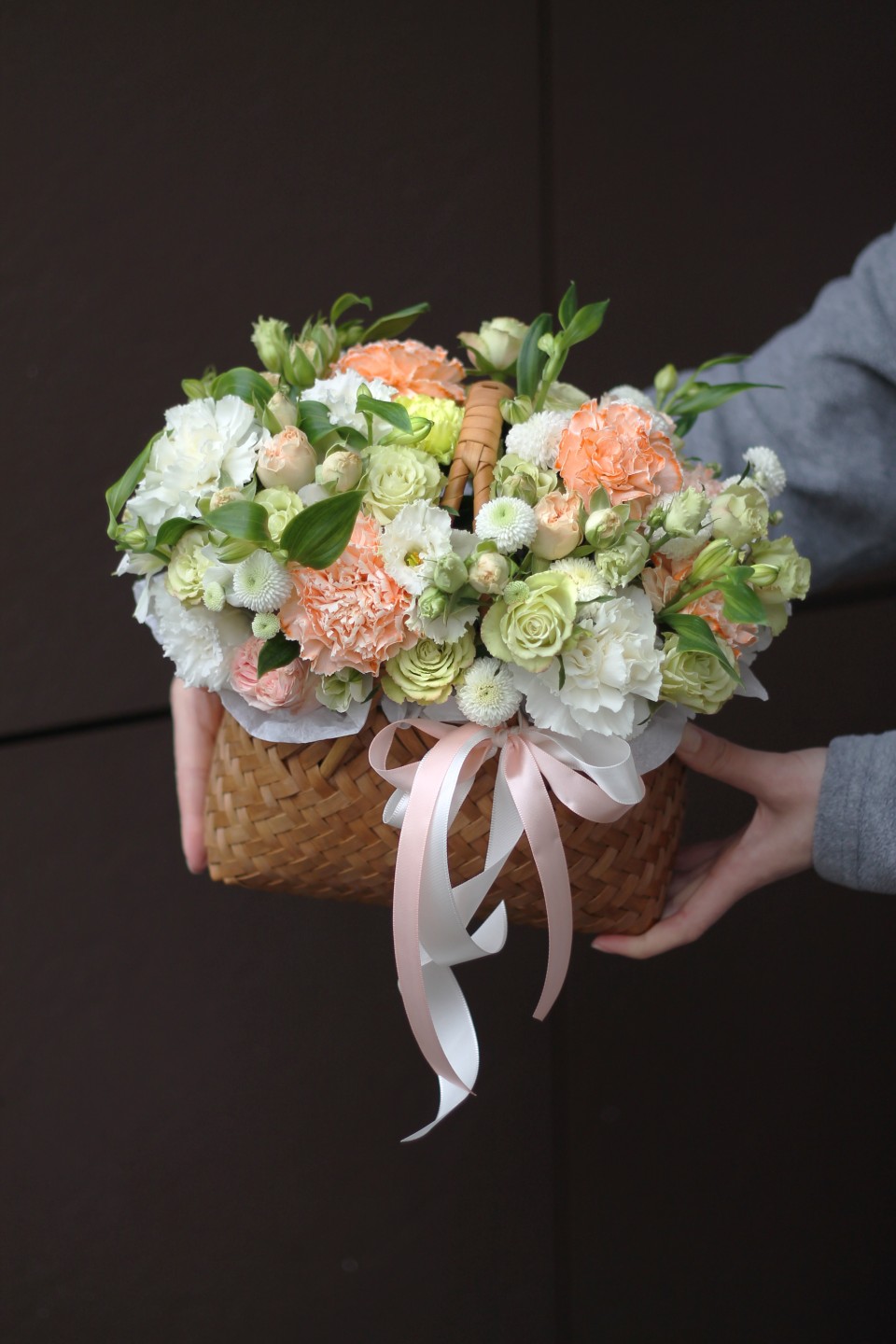 Корзина с оранжевыми гвоздиками Когда ты рядом со мной