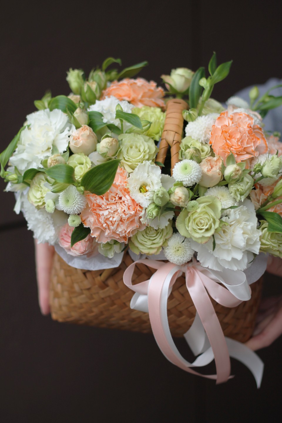 Корзина с оранжевыми гвоздиками Когда ты рядом со мной - с доставкой по Минску