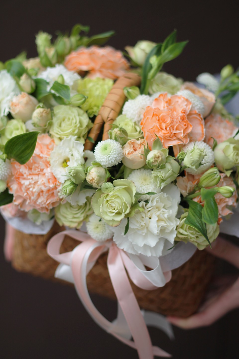 Корзина с оранжевыми гвоздиками Когда ты рядом со мной - с добавлением зелени