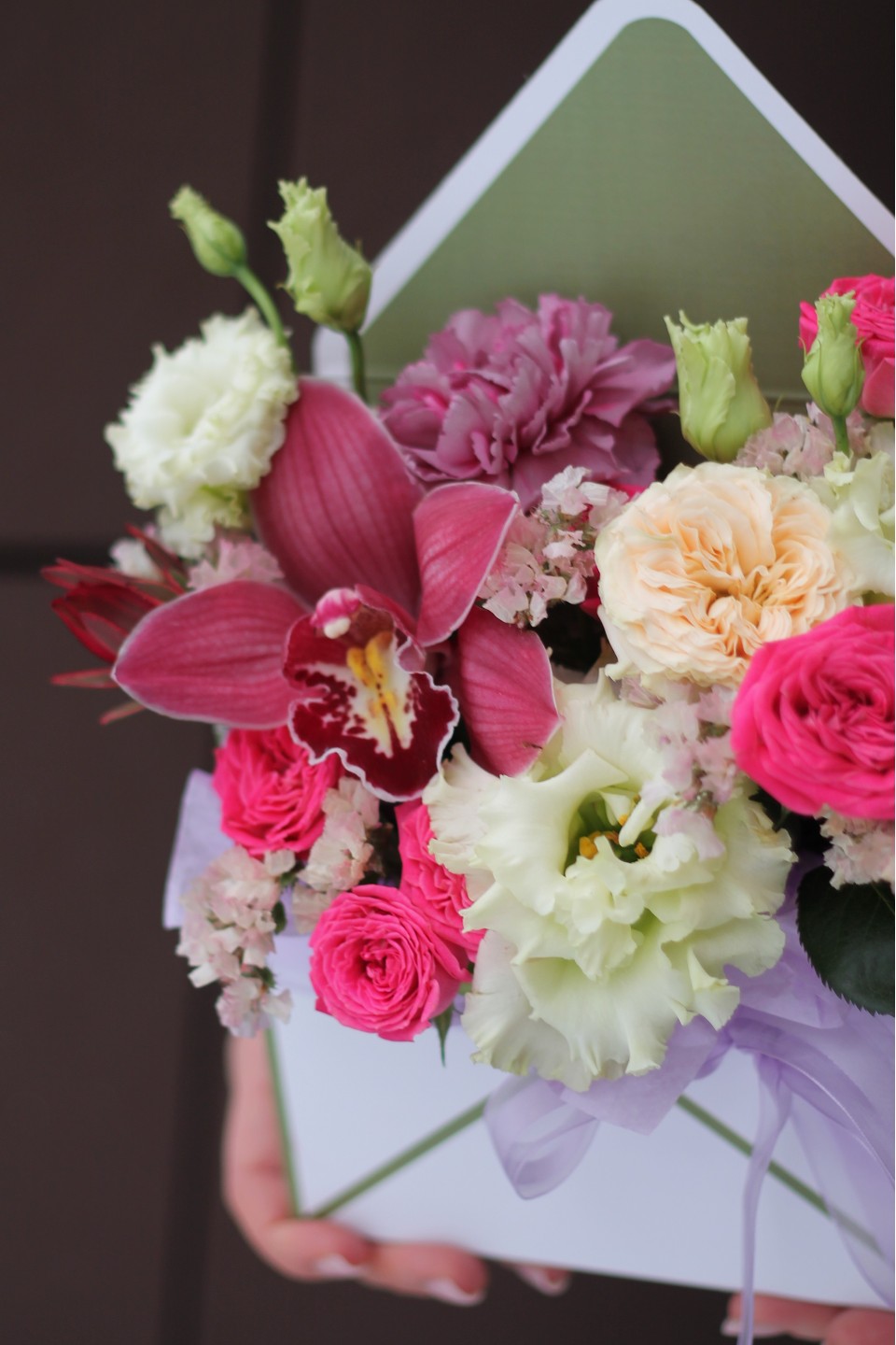 Конверт с орхидеей цимбидиум  Цветочные Чары - с доставкой по Минску