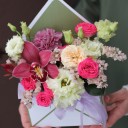 Конверт с орхидеей цимбидиум  Цветочные Чары - с добавлением зелени - миниатюра 