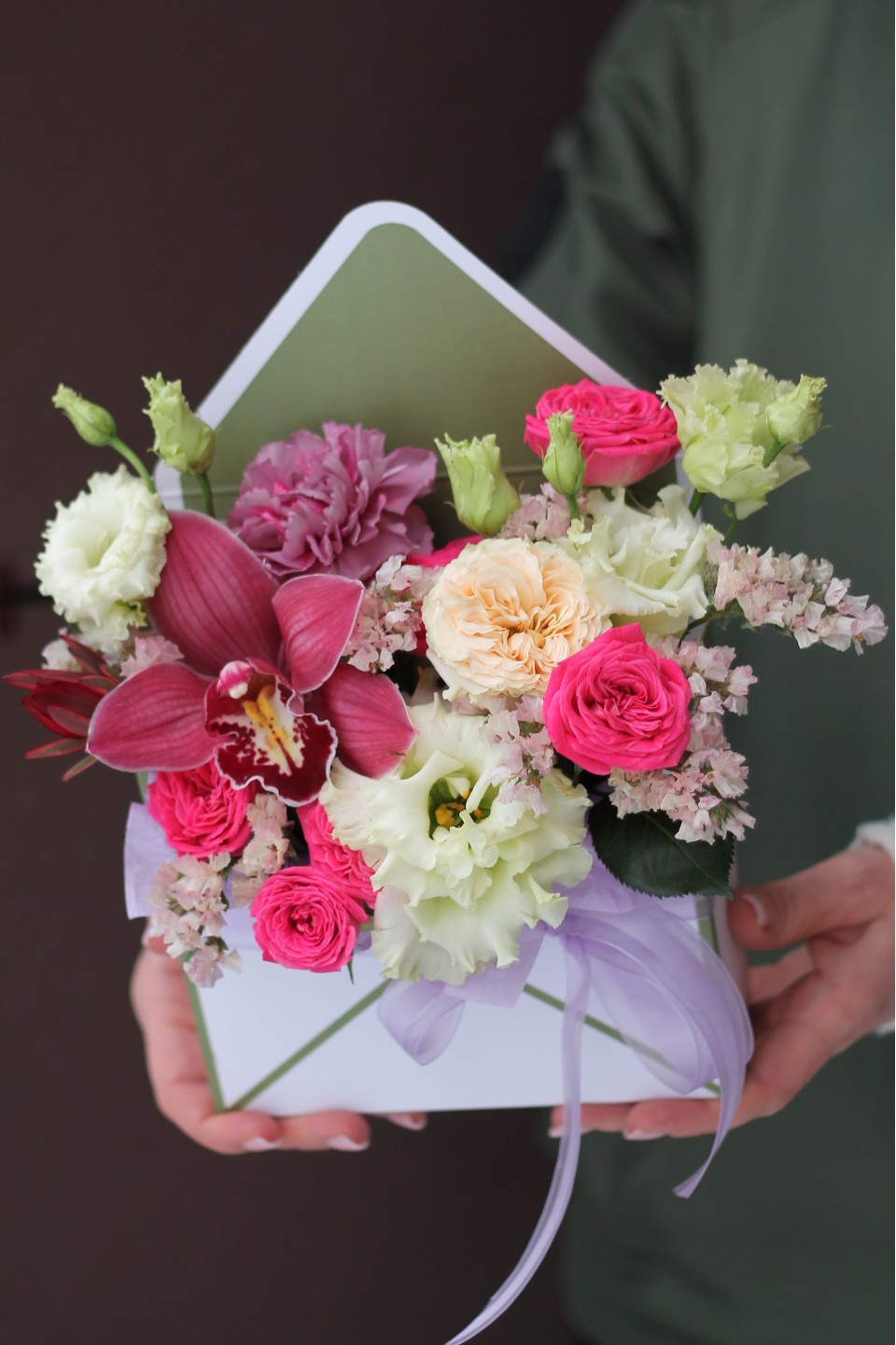 Конверт с орхидеей цимбидиум  Цветочные Чары - с добавлением зелени