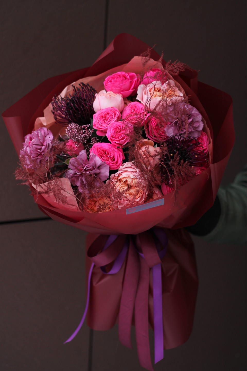 Букет с пионовидной розой Бордовый Блюз - с добавлением зелени