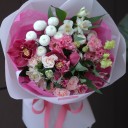 Букет с орхидеей цимбидиум Свидание в Париже  - с добавлением зелени - миниатюра 