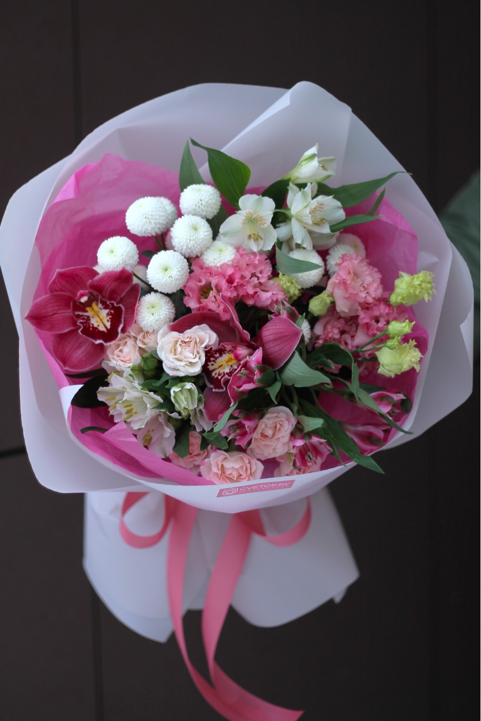 Букет с орхидеей цимбидиум Свидание в Париже  - с добавлением зелени