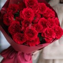 Букет Водопад Алых Роз - с добавлением зелени - миниатюра 