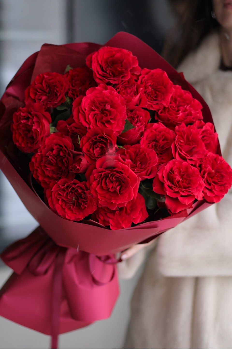 Букет Водопад Алых Роз - с добавлением зелени