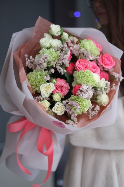 Букет с гвоздиками "Вне Времени"