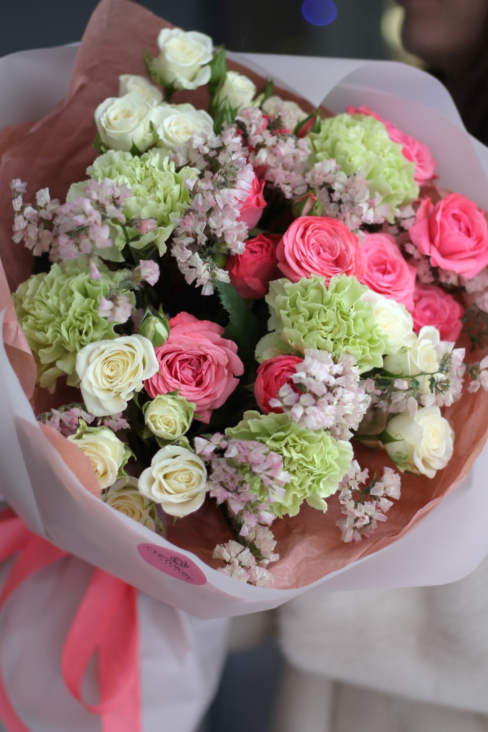 Букет с гвоздиками Вне Времени - с доставкой по Минску