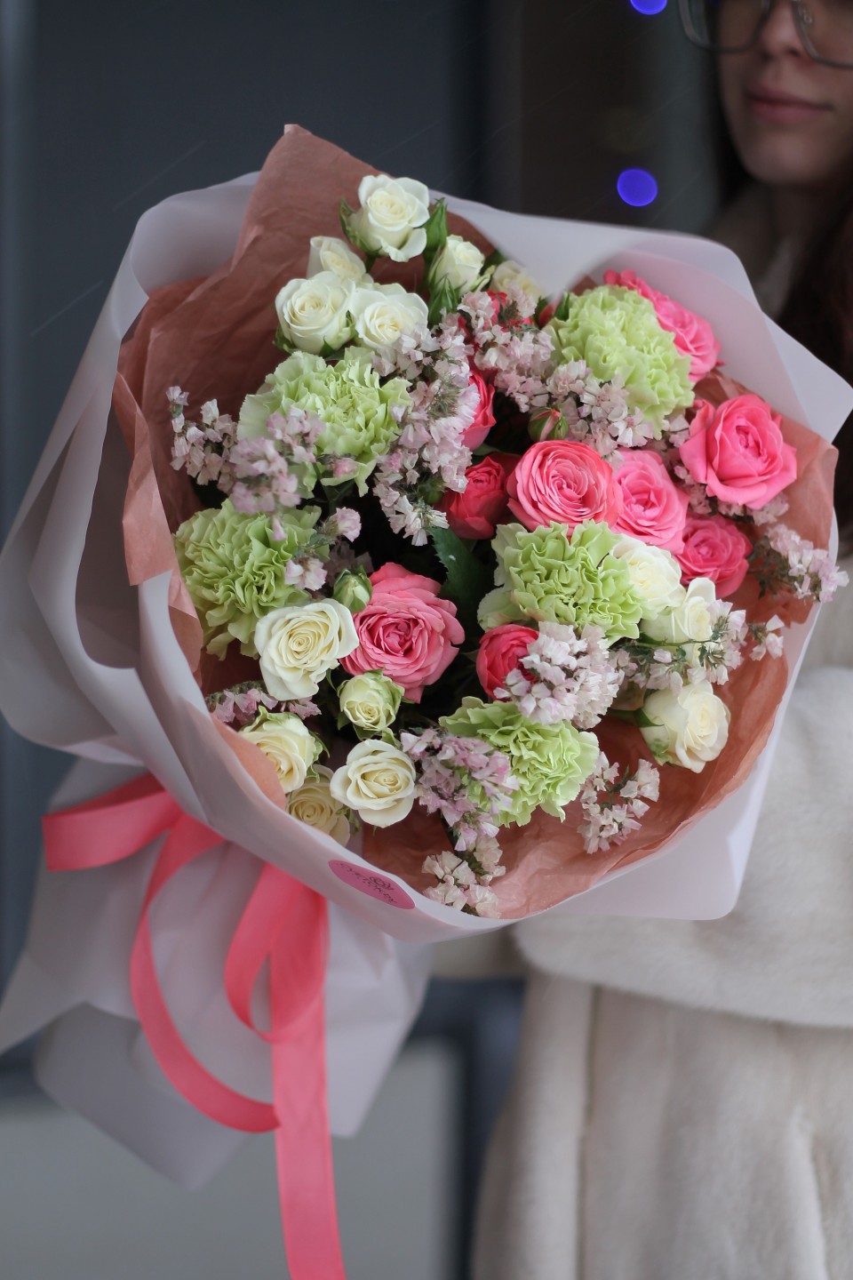 Букет с гвоздиками Вне Времени - с добавлением зелени