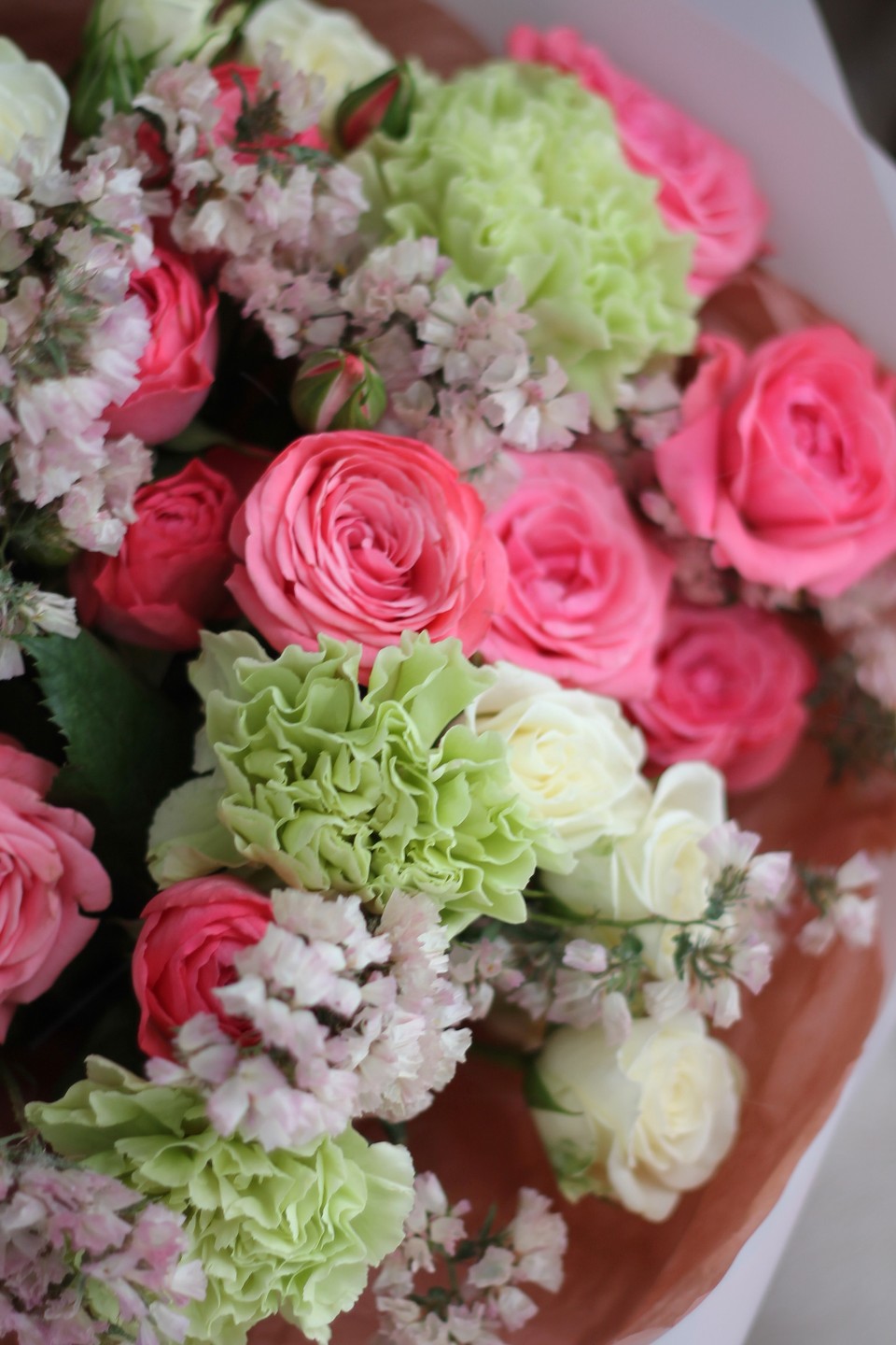 Букет с гвоздиками Вне Времени - подарочное оформление